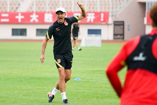 但是，曼联和曼城已经采取了切实的行动。
